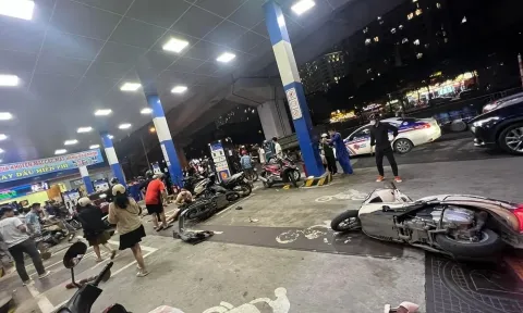 Hà Nội: Ô tô “điên” tông liên hoàn vào người đổ xăng tại đường Láng