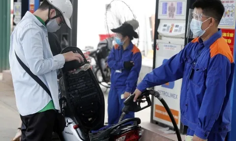 Giá xăng có thể tăng mạnh từ chiều nay sau 5 lần giảm liên tiếp