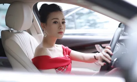 Khám phá xế hộp tiền tỷ của diễn viên Phương Oanh “Hương vị tình thân”