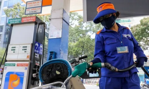Giá xăng trong nước tiếp tục giảm, dầu bất ngờ tăng mạnh