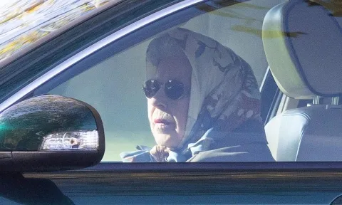 Nữ hoàng Anh Elizabeth II và niềm đam mê xe hơi đáng kinh ngạc