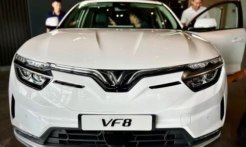 TRỰC TIẾP: VinFast bàn giao lô xe điện VF 8 đến khách hàng Việt