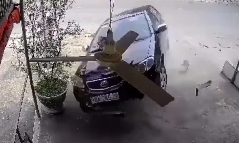 VIDEO: Nữ học viên tập lái ô tô mất lái bay như chim vào nhà dân