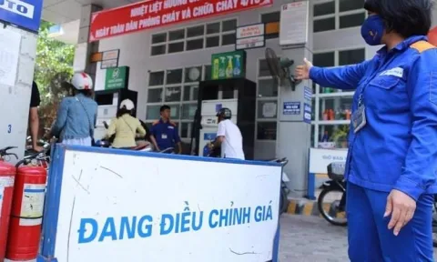Nóng: Giá xăng giảm lần thứ 3 liên tiếp, E5RON92 xuống dưới 22.000 đồng/lít