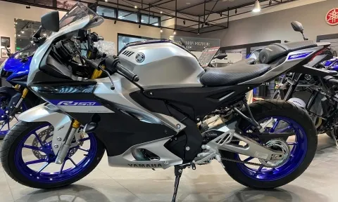 Cận cảnh Yamaha R15 và R15M tại đại lý: thiết kế siêu đẹp, giá từ 78-87 triệu đồng