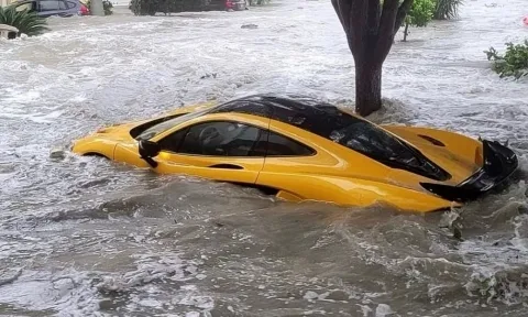 VIDEO: Tiếc “đứt ruột” siêu xe McLaren và Rolls-Royce bị bão cuốn trong vô vọng