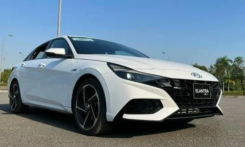 Giá 799 triệu đồng, Hyundai Elantra 2023 vừa ra mắt có gì đấu Mazda 3, Civic?