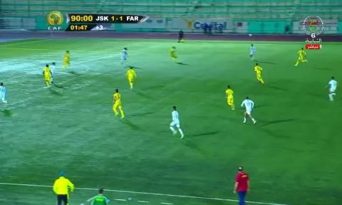 VIDEO: Tiền đạo sút bừa từ sân nhà lập siêu phẩm có một không hai