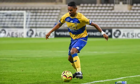 Cầu thủ Việt kiều cùng đồng đội Quang Hải lọt top sao đáng xem ở Ligue 2