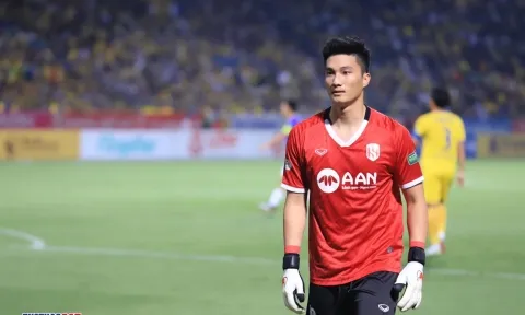 Thủ môn số 1 lượt đi V-League nghỉ trận SLNA gặp Hà Nội
