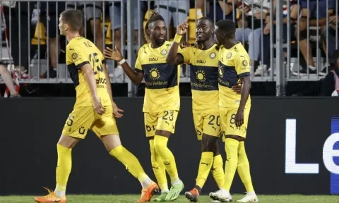 Quang Hải ngồi dự bị cả trận, Pau FC được khen có hy vọng