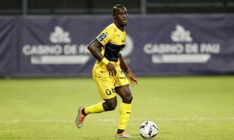 Đẩy Quang Hải lên ghế dự bị, tiền vệ Pau FC lập kỷ lục khó tin ở Ligue 2