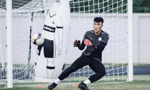 Thủ môn Bùi Tiến Dũng sở hữu thống kê 'cực buồn' tại V-League 2022