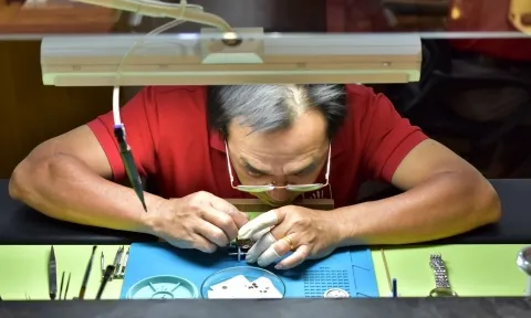 Thợ sửa đồng hồ hiếm hoi tại Việt Nam được Omega chứng nhận
