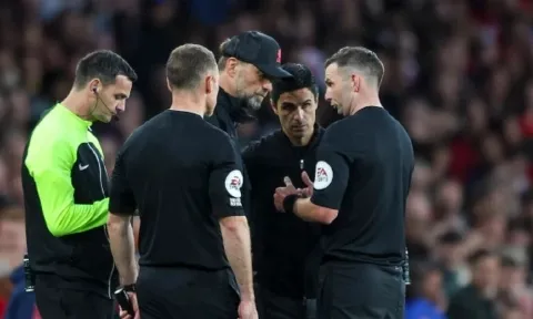 Để bóng chạm tay: Tại sao MU bị từ chối bàn thắng, Liverpool không được hưởng PENALTY?