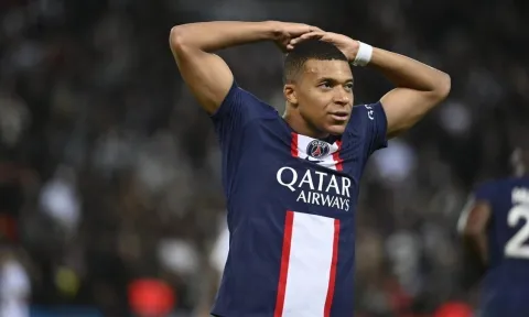 Petit dạy Mbappe về bài học cuộc sống