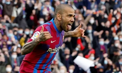 Dani Alves trở lại Camp Nou sau 1 tháng ra đi