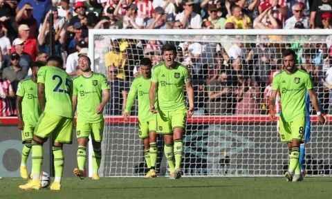 Ten Hag nổi cơn 'lôi đình' sau thất bại, toàn đội Man Utd nhận hình phạt