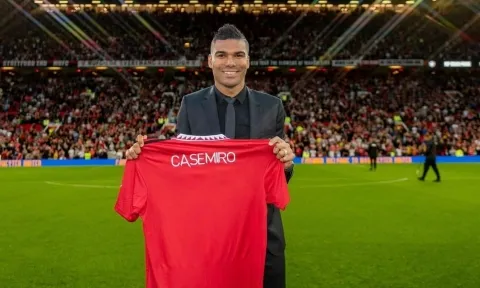 Casemiro gặp khó khăn lớn đầu tiên ngay sau khi ra mắt Man Utd