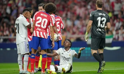 Vô vàn hành động xấu xí của CĐV Atletico Madrid trong ngày Real Madrid 'nhảy múa' tại Wanda Metropolitano
