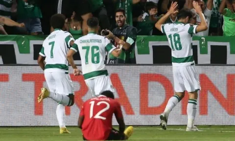 Tiền đạo 'xé lưới' Man Utd từng đối đầu ĐT Việt Nam