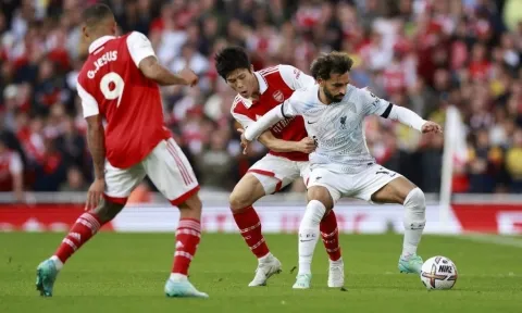 Salah vs Tomiyasu: Khi 'Hoàng tử Ai Cập' nằm gọn trong túi 'chiến binh Samurai xanh'