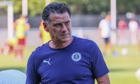 HLV Pau FC thẳng thắn chỉ ra điểm yếu của Quang Hải và các đồng đội