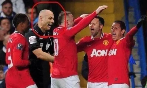 Trọng tài chuyên 'thiên vị' trở lại, Man Utd mừng thầm