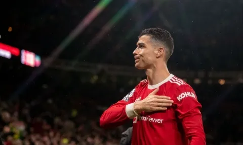 Ronaldo tuyên bố muốn rời MU, hàng loạt ông lớn xếp hàng săn đón