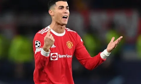 Không còn đường lui, Ronaldo muối mặt nhờ 'kình địch' cũ giải cứu khỏi MU