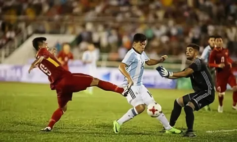 VIDEO: Siêu tân binh của MU từng bị tuyển thủ Việt Nam qua mặt ghi bàn