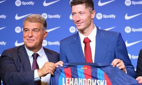 Barcelona ưu ái trao 'số áo chủ tịch' cho Lewandowski