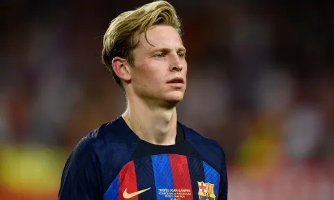 Bị Barca ngược đãi, De Jong được 'gã khổng lồ' dang tay cứu giúp