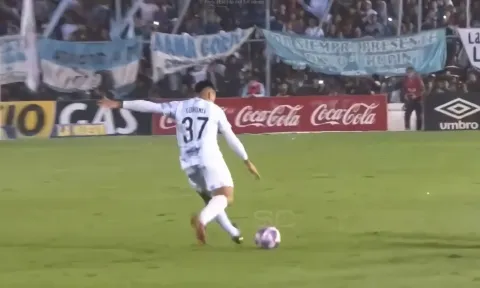 Tiền đạo lập siêu phẩm từ cự ly 70m, sáng cửa giành giải Puskas 2022
