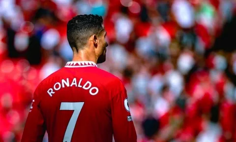 Ai buồn hơn Ronaldo? Bị ông lớn từ chối, đối thủ được đà vào châm chọc