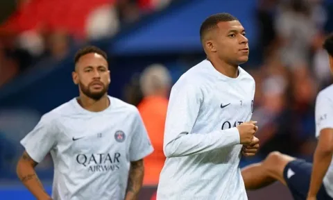 Neymar cứ việc than vãn, Mbappe có lối đi của riêng mình