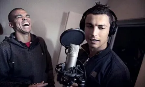 VIDEO: Ronaldo trổ tài đọc rap, sánh vai cùng ngôi sao nổi tiếng thế giới