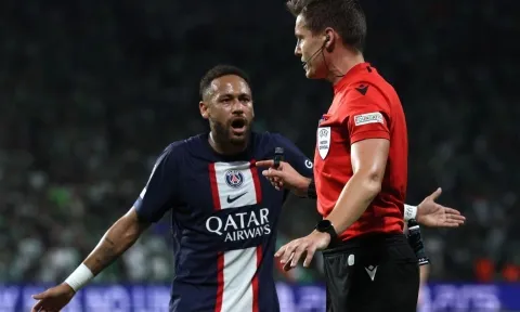 Neymar bị trọng tài bắt nạt, tức tưởi hơn cả lúc bị Mbappe 'quay lưng'