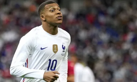 Liên tục gây rối, Mbappe bị chê hành xử như 'trẻ đang dậy thì'