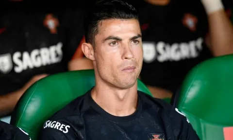 Trớ trêu cho Ronaldo: Mất vị trí ở MU, về quê nhà cũng bị 'đá đểu'