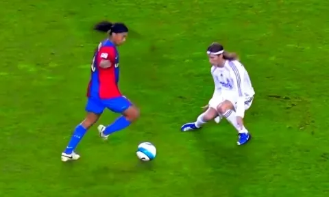 VIDEO: Phản ứng của Ronaldinho khi bị 'làm nhục' bởi chính tuyệt kỹ của mình