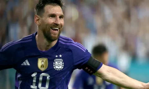 Messi tận hưởng niềm vui bóng đá khiến 'ông lớn' đứng ngồi không yên