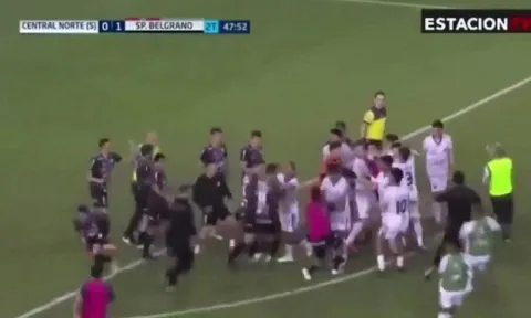 VIDEO: Sút mãi không vào, cầu thủ ức chế lao vào 'giẫm đạp' đội bạn