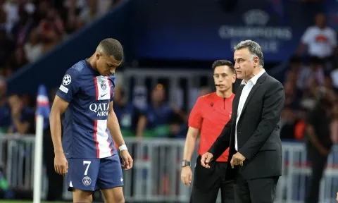 HLV PSG ra tay dạy dỗ, 'cậu ấm' Mbappe nhận hình phạt đầu tiên mùa này?
