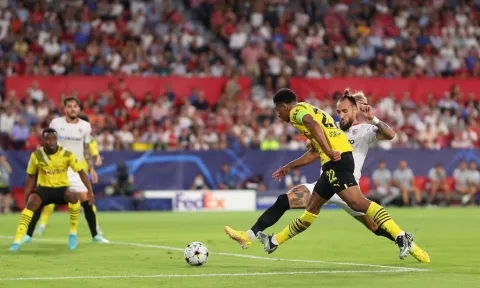 Dàn sao tuổi teen của Dortmund đá bay ghế HLV đội bóng 'cùn nhất' Cúp C1
