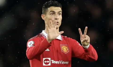 Màn ăn mừng ý nghĩa của Ronaldo sau khi đi vào lịch sử bóng đá thế giới
