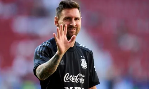Ronaldo gọi, Messi trả lời bằng 5 bàn thắng để đi vào lịch sử thế giới