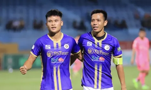 VIDEO: Dàn sao Hà Nội FC bị bủa vây giữa 'biển người' hâm mộ