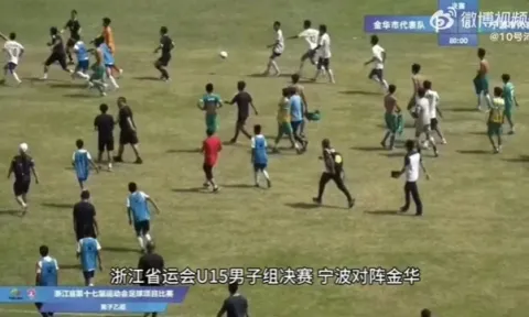 VIDEO: Bóng đá Trung Quốc gặp phải vết nhơ lớn, cầu thủ đuổi đánh trọng tài