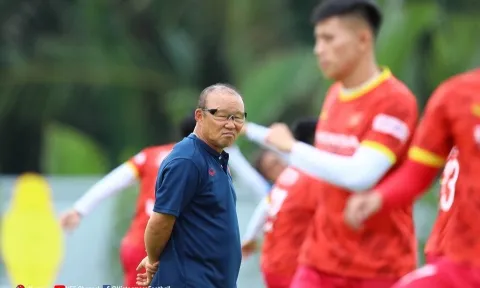 Thầy Park 'đanh mặt' uốn nắn sao trẻ trong buổi tập cùng ĐT Việt Nam